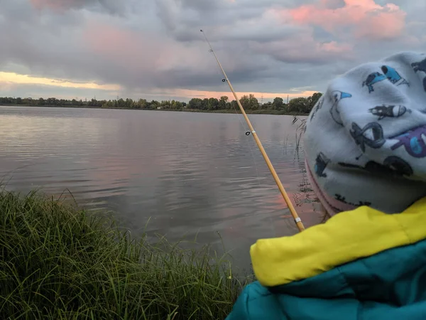 Pêche Sur Rivière Pêcheur Avec Une Canne Pêche Attrape Roue — Photo