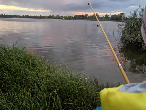 Vissen Rivier Visser Met Een Hengel Vangen Vishengel Wiel Close — Stockfoto