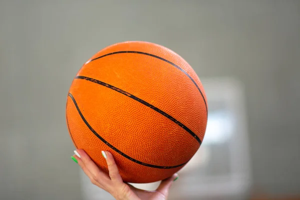 球运动 篮球场 篮球运动员 手拿球 篮球场和篮球场 — 图库照片