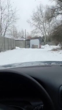 Arabanın içinde. Şoför direksiyonda. Araba kullanmak. Yolculuk. Kötü yollar. Arabayla. Direksiyon ve gösterge paneli. tekerlekler ve motorlar. 
