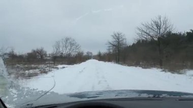 Arabanın içinde. Şoför direksiyonda. Araba kullanmak. Yolculuk. Kötü yollar. Arabayla. Direksiyon ve gösterge paneli. tekerlekler ve motorlar. 