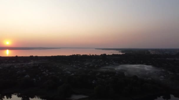 风景视频日落 黎明从上方 无人机视频 无人机在令人叹为观止的农村场景和农田上空飞行 电影航拍 从鸟瞰看日落时蜿蜒曲折的河流 — 图库视频影像