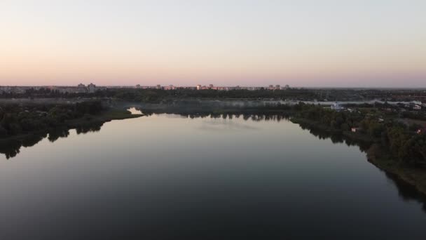 風景ビデオ日没上から夜明けドローンビデオ息をのむような田園風景や農地を飛んでドローン 鳥の目線で夕日に映える魅力的な巻き川 — ストック動画
