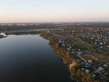 Yukarıdan suyla kaplı bir manzara. Kumlu sahil ve dalgalı okyanus manzarası. Fotoğraf yukarıdan bir dron tarafından çekildi. Doğa manzarası. Yeşil çimenli bir ormanın havadan görünüşü.