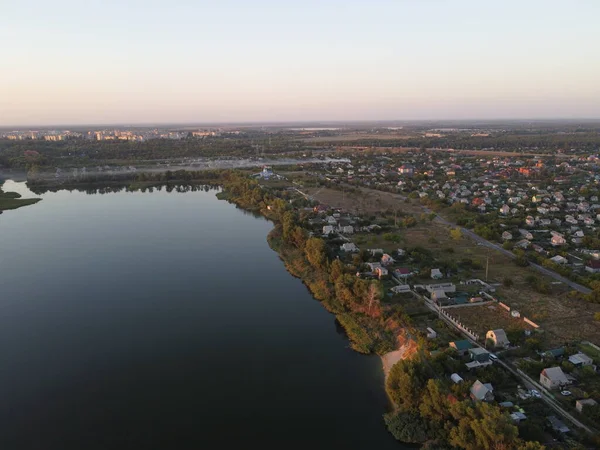 Yukarıdan suyla kaplı bir manzara. Kumlu sahil ve dalgalı okyanus manzarası. Fotoğraf yukarıdan bir dron tarafından çekildi. Doğa manzarası. Yeşil çimenli bir ormanın havadan görünüşü.