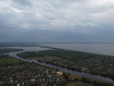 Yukarıdan suyla kaplı bir manzara. Kumlu sahil ve dalgalı okyanus manzarası. Fotoğraf yukarıdan bir dron tarafından çekildi. Doğa manzarası. Yeşil çimenli bir ormanın havadan görünüşü.