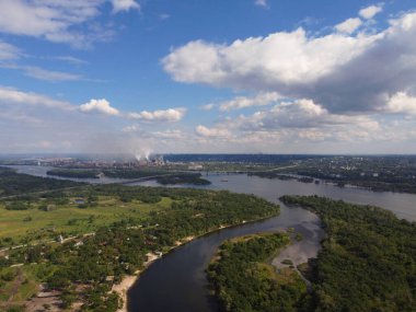 Yukarıdan suyla kaplı bir manzara. Kumlu sahil ve dalgalı okyanus manzarası. Fotoğraf yukarıdan bir dron tarafından çekildi. Doğa manzarası. Yeşil çimenli bir ormanın havadan görünüşü.
