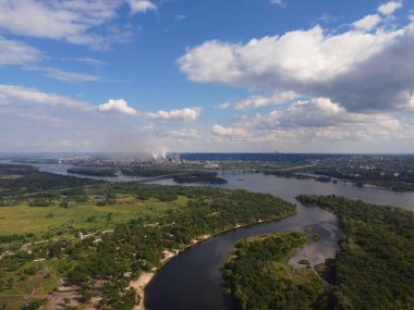 Yukarıdan suyla kaplı bir manzara. Kumlu sahil ve dalgalı okyanus manzarası. Fotoğraf yukarıdan bir dron tarafından çekildi. Doğa manzarası. Yeşil çimenli bir ormanın havadan görünüşü.