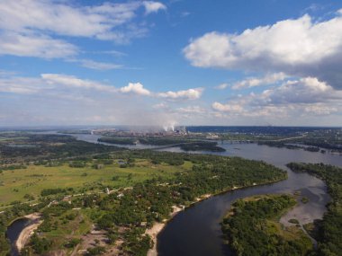 Yukarıdan suyla kaplı bir manzara. Kumlu sahil ve dalgalı okyanus manzarası. Fotoğraf yukarıdan bir dron tarafından çekildi. Doğa manzarası. Yeşil çimenli bir ormanın havadan görünüşü.