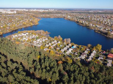 Yukarıdan suyla kaplı bir manzara. Kumlu sahil ve dalgalı okyanus manzarası. Fotoğraf yukarıdan bir dron tarafından çekildi. Doğa manzarası. Yeşil çimenli bir ormanın havadan görünüşü.