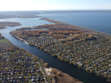 Yukarıdan suyla kaplı bir manzara. Kumlu sahil ve dalgalı okyanus manzarası. Fotoğraf yukarıdan bir dron tarafından çekildi. Doğa manzarası. Yeşil çimenli bir ormanın havadan görünüşü.