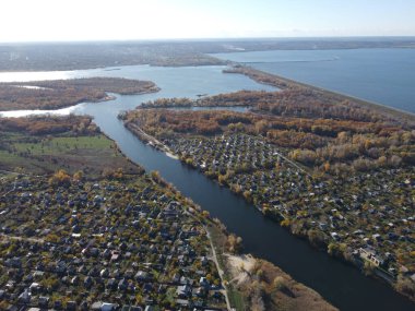 Yukarıdan suyla kaplı bir manzara. Kumlu sahil ve dalgalı okyanus manzarası. Fotoğraf yukarıdan bir dron tarafından çekildi. Doğa manzarası. Yeşil çimenli bir ormanın havadan görünüşü.