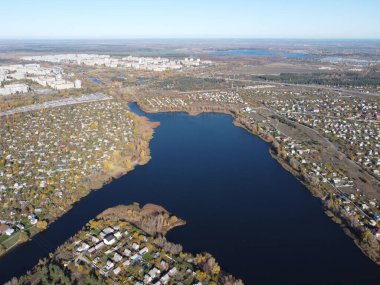 Yukarıdan suyla kaplı bir manzara. Kumlu sahil ve dalgalı okyanus manzarası. Fotoğraf yukarıdan bir dron tarafından çekildi. Doğa manzarası. Yeşil çimenli bir ormanın havadan görünüşü.