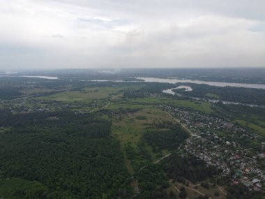 Yukarıdan suyla kaplı bir manzara. Kumlu sahil ve dalgalı okyanus manzarası. Fotoğraf yukarıdan bir dron tarafından çekildi. Doğa manzarası. Yeşil çimenli bir ormanın havadan görünüşü.
