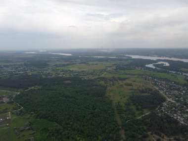 Yukarıdan suyla kaplı bir manzara. Kumlu sahil ve dalgalı okyanus manzarası. Fotoğraf yukarıdan bir dron tarafından çekildi. Doğa manzarası. Yeşil çimenli bir ormanın havadan görünüşü.