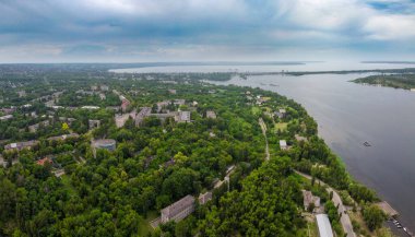 Yukarıdan suyla kaplı bir manzara. Kumlu sahil ve dalgalı okyanus manzarası. Fotoğraf yukarıdan bir dron tarafından çekildi. Doğa manzarası. Yeşil çimenli bir ormanın havadan görünüşü.