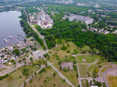 Yukarıdan suyla kaplı bir manzara. Kumlu sahil ve dalgalı okyanus manzarası. Fotoğraf yukarıdan bir dron tarafından çekildi. Doğa manzarası. Yeşil çimenli bir ormanın havadan görünüşü.
