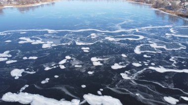 Yukarıdan suyla kaplı bir manzara. Kumlu sahil ve dalgalı okyanus manzarası. Fotoğraf yukarıdan bir dron tarafından çekildi. Doğa manzarası. Yeşil çimenli bir ormanın havadan görünüşü.