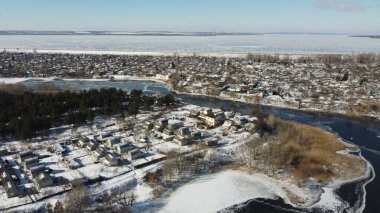 Yukarıdan suyla kaplı bir manzara. Kumlu sahil ve dalgalı okyanus manzarası. Fotoğraf yukarıdan bir dron tarafından çekildi. Doğa manzarası. Yeşil çimenli bir ormanın havadan görünüşü.