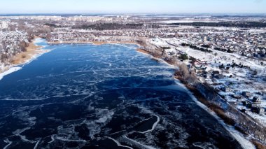Yukarıdan suyla kaplı bir manzara. Kumlu sahil ve dalgalı okyanus manzarası. Fotoğraf yukarıdan bir dron tarafından çekildi. Doğa manzarası. Yeşil çimenli bir ormanın havadan görünüşü.