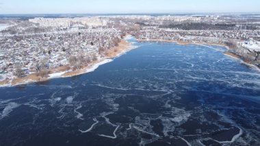 Yukarıdan suyla kaplı bir manzara. Kumlu sahil ve dalgalı okyanus manzarası. Fotoğraf yukarıdan bir dron tarafından çekildi. Doğa manzarası. Yeşil çimenli bir ormanın havadan görünüşü.
