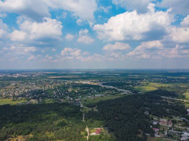 Yukarıdan suyla kaplı bir manzara. Kumlu sahil ve dalgalı okyanus manzarası. Fotoğraf yukarıdan bir dron tarafından çekildi. Doğa manzarası. Yeşil çimenli bir ormanın havadan görünüşü.