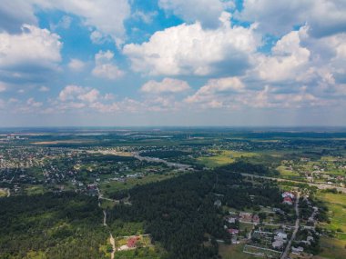 Yukarıdan suyla kaplı bir manzara. Kumlu sahil ve dalgalı okyanus manzarası. Fotoğraf yukarıdan bir dron tarafından çekildi. Doğa manzarası. Yeşil çimenli bir ormanın havadan görünüşü.