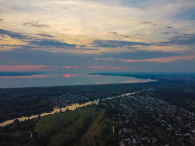 Yukarıdan suyla kaplı bir manzara. Kumlu sahil ve dalgalı okyanus manzarası. Fotoğraf yukarıdan bir dron tarafından çekildi. Doğa manzarası. Yeşil çimenli bir ormanın havadan görünüşü.