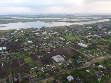 Yukarıdan suyla kaplı bir manzara. Kumlu sahil ve dalgalı okyanus manzarası. Fotoğraf yukarıdan bir dron tarafından çekildi. Doğa manzarası. Yeşil çimenli bir ormanın havadan görünüşü.