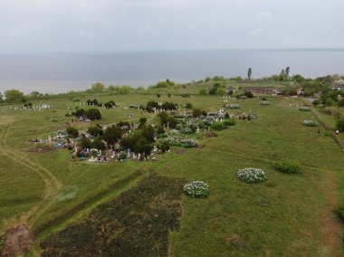 Yukarıdan suyla kaplı bir manzara. Kumlu sahil ve dalgalı okyanus manzarası. Fotoğraf yukarıdan bir dron tarafından çekildi. Doğa manzarası. Yeşil çimenli bir ormanın havadan görünüşü.