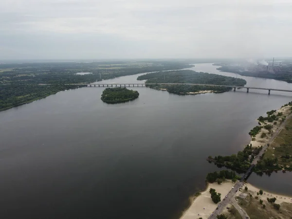 上からの水で風景 波と砂浜と海の空中ビュー 上からドローンで撮影した写真 自然の風景 緑の芝生の森の空中風景 — ストック写真