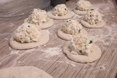 Kek yapıyorum. Peynirli kek. Hamur. Peynirli ekmek. Ekmek pişirmek. Çedar peynirli kızarmış quesadillas ve dökme demir tavada acı biber. Lezzetli ve geleneksel peynirli ekmek yapıyorum.