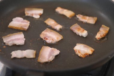 Kızarmış domuz. Kızartma tavasında domuz yağı. Pastırmayı kızartma tavasında kızarttım. Kızarmış pastırma. Katmanlı domuz yağı. Tavada kızarmış domuz yağı..