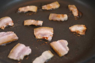 Kızarmış domuz. Kızartma tavasında domuz yağı. Pastırmayı kızartma tavasında kızarttım. Kızarmış pastırma. Katmanlı domuz yağı. Tavada kızarmış domuz yağı..