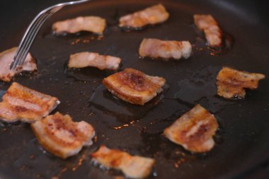 Kızarmış domuz. Kızartma tavasında domuz yağı. Pastırmayı kızartma tavasında kızarttım. Kızarmış pastırma. Katmanlı domuz yağı. Tavada kızarmış domuz yağı..