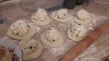 Kek yapıyorum. Peynirli kek. Hamur. Peynirli ekmek. Ekmek pişirmek. Çedar peynirli kızarmış quesadillas ve dökme demir tavada acı biber. Lezzetli ve geleneksel peynirli ekmek yapıyorum.