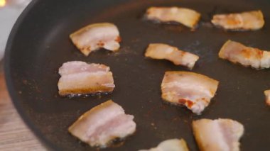 Kızarmış domuz. Kızartma tavasında domuz yağı. Pastırmayı kızartma tavasında kızarttım. Kızarmış pastırma. Katmanlı domuz yağı. Tavada kızarmış domuz yağı..