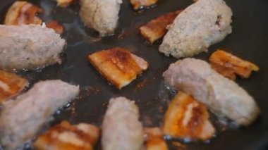 Kızarmış domuz. Kızartma tavasında domuz yağı. Pastırmayı kızartma tavasında kızarttım. Kızarmış pastırma. Katmanlı domuz yağı. Tavada kızarmış domuz yağı..