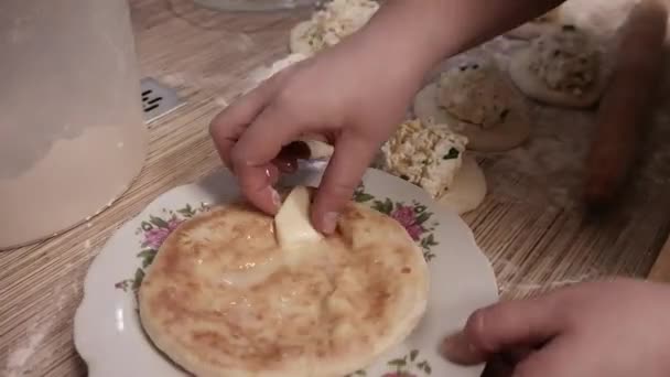 做蛋糕芝士蛋糕面团 面包加奶酪 烤面包 用切达芝士和热胡椒粉放在铁锅里的油炸玉米片 制作美味的传统芝士面包 — 图库视频影像