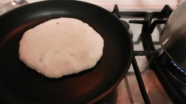 做蛋糕芝士蛋糕面团 面包加奶酪 烤面包 用切达芝士和热胡椒粉放在铁锅里的油炸玉米片 制作美味的传统芝士面包 — 图库视频影像