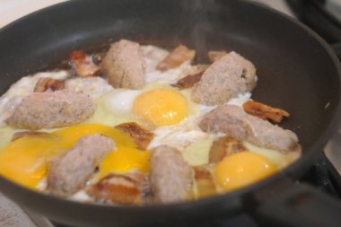 Çırpılmış yumurta pişirmek. Tavada tavuk yumurtası. Çırpılmış yumurta. et ve yumurta