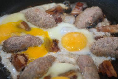 Çırpılmış yumurta pişirmek. Tavada tavuk yumurtası. Çırpılmış yumurta. et ve yumurta