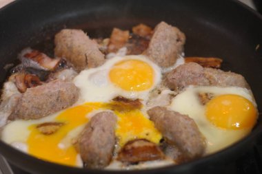 Çırpılmış yumurta pişirmek. Tavada tavuk yumurtası. Çırpılmış yumurta. et ve yumurta