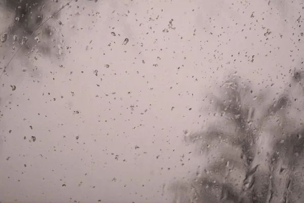 유리에는 녹는다 유리에 눈송이가 빗방울 악천후 눈내리는 추상적 — 스톡 사진