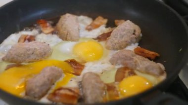 Çırpılmış yumurta pişirmek. Tavada tavuk yumurtası. Çırpılmış yumurta. et ve yumurta