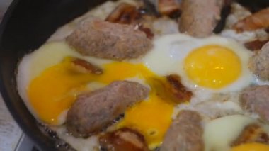 Çırpılmış yumurta pişirmek. Tavada tavuk yumurtası. Çırpılmış yumurta. et ve yumurta