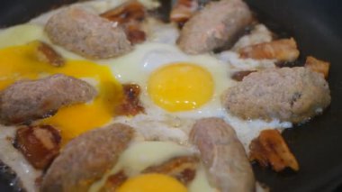 Çırpılmış yumurta pişirmek. Tavada tavuk yumurtası. Çırpılmış yumurta. et ve yumurta