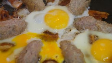 Çırpılmış yumurta pişirmek. Tavada tavuk yumurtası. Çırpılmış yumurta. et ve yumurta