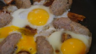 Çırpılmış yumurta pişirmek. Tavada tavuk yumurtası. Çırpılmış yumurta. et ve yumurta