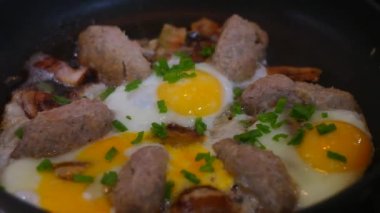 Çırpılmış yumurta pişirmek. Tavada tavuk yumurtası. Çırpılmış yumurta. et ve yumurta